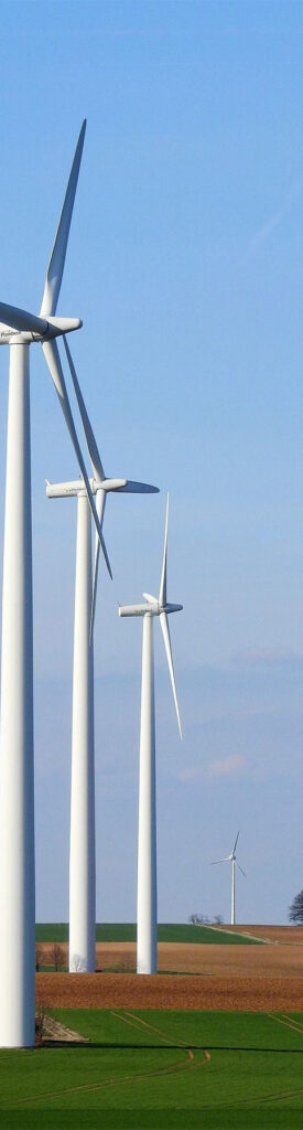Auf dem Foto sieht man 34 Windkrafträder